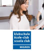 Frau singt im Gesangskurs Klubschule (mit Logo)