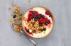 Bowl di yogurt, frutta e müesli croccante