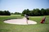 Golferin Elena Moosmann schlägt den Ball aus einem Bunker auf das Grün