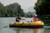 Gelbes Schlauchboot mit Päarchen auf der Rhone