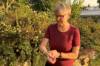 Cornelia Rohner probiert einen Fitness-Tracker aus