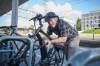 Autor Hans Schneeberger schliesst sein E-Bike an einem Bahnhof ab