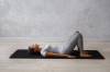 Yogaübung: Rückenlage mit angewinkelten Beinen