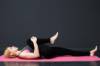 Yogaübung: Rückenlage mit ausgestrecktem Bein
