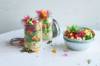 Blumenkohl-Lachs-Bowl in zwei Gläsern und einer chinesischen Schale