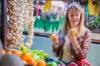 Frau vergleicht Zitronen auf einem Markt