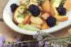 Sommerfrüchte-Salat mit Kräutergremolata