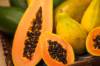 Orange leuchtende, aufgeschnittene Papayas mit schwarzen Kernen