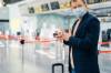 Mann mit Hygienemaske am Flughafen