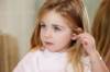 Kleines Mädchen steckt einen Q-Tip ins Ohr